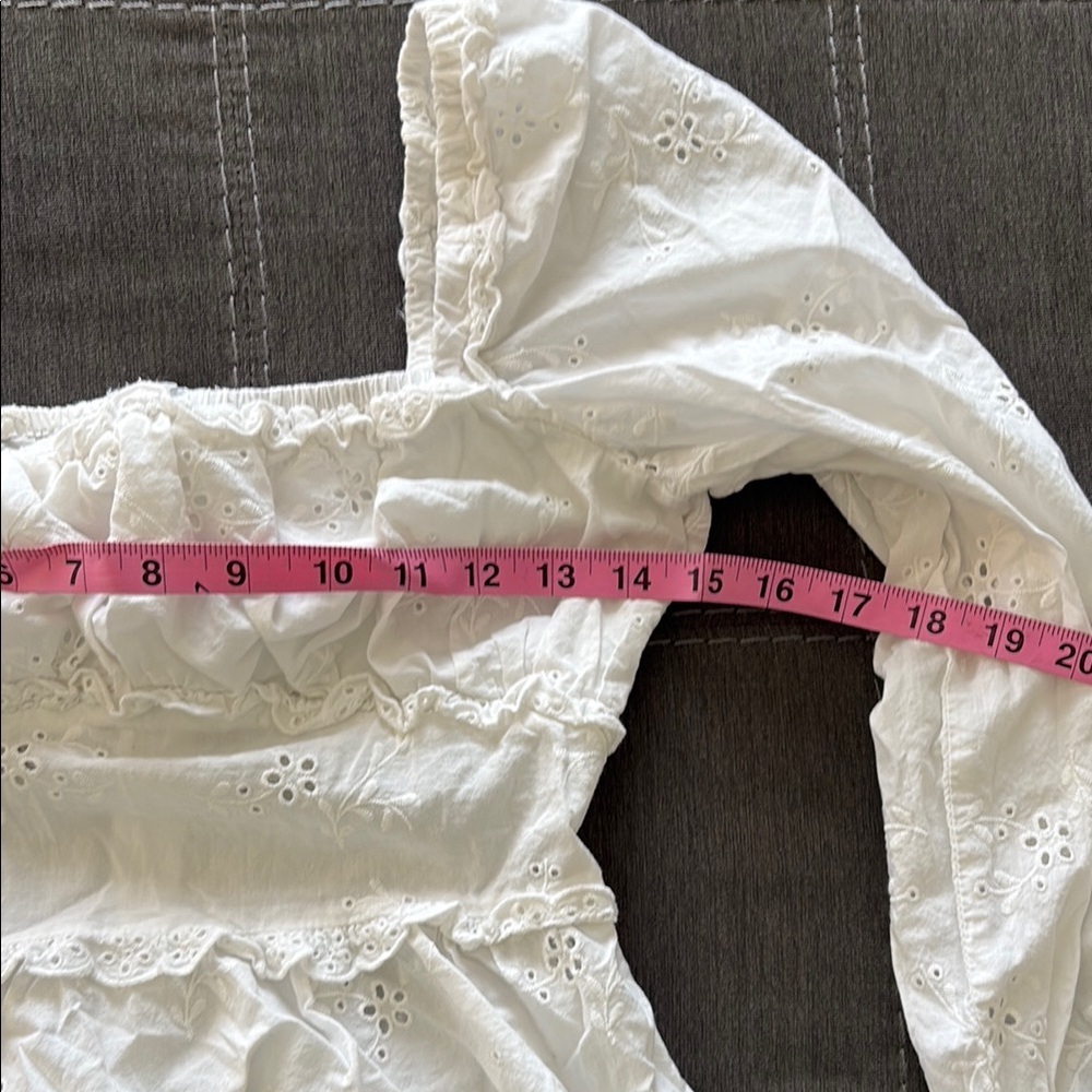 Divided Cream Blouse with Bishop Sleeves and Ruffled Peplum. XS - Picture 2 of 8